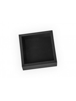 Boîte avec anneaux, fond noir, 15x15cm